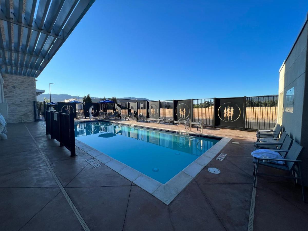 Holiday Inn Express & Suites - Ukiah By Ihg エクステリア 写真
